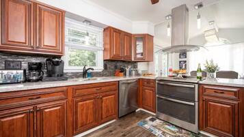 Jääkaappi, mikroaaltouuni, uuni, liesi