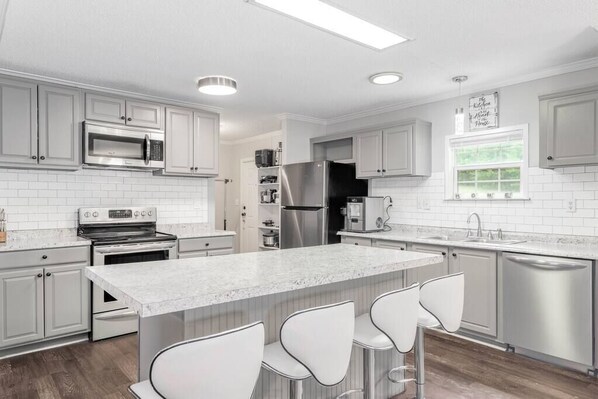 Refrigerador, microondas, horno y parrilla de estufa 