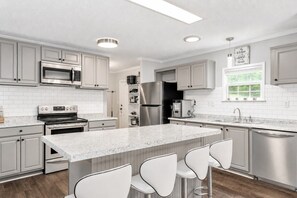 Fridge, microwave, oven, stovetop - Parking for 75+ Travel Workers Welcome (Rockingham County)