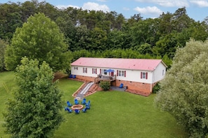 Exterior - Parking for 75+ Travel Workers Welcome (Rockingham County)