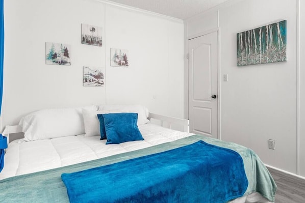 5 bedrooms, in-room safe, iron/ironing board, WiFi - Parking for 75+ Travel Workers Welcome (Rockingham County)