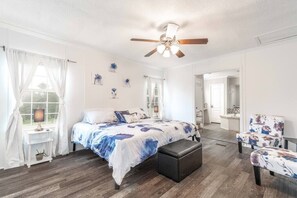 5 habitaciones, tabla de planchar con plancha, cuna de viaje y wifi 