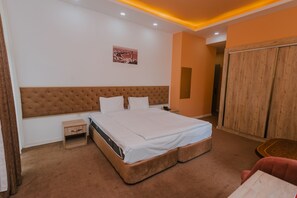 Double Room | Premium bedding, in-room safe, desk, free WiFi - Hotel Madinah (Baku)