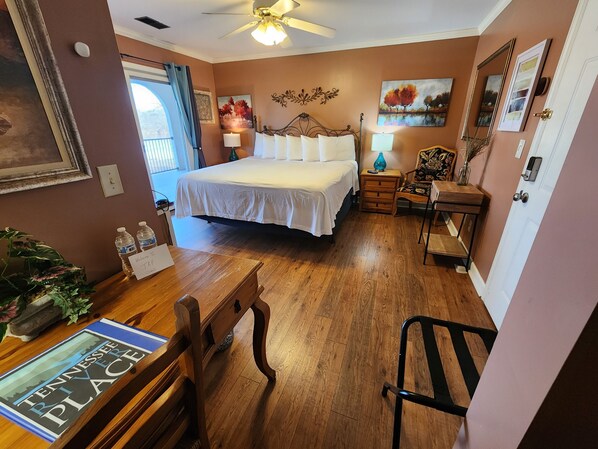 1 bedroom, desk, iron/ironing board, WiFi - King Bed with River Views and Balcony (Chattanooga)