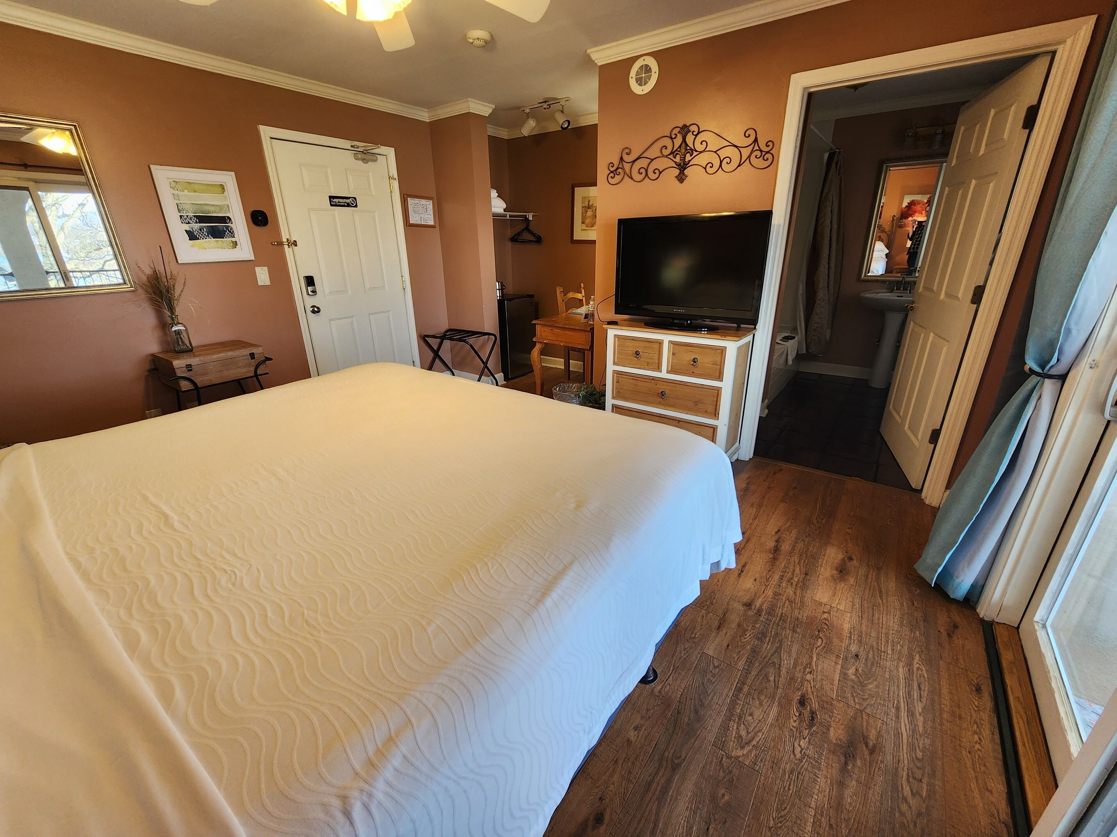 1 bedroom, desk, iron/ironing board, WiFi