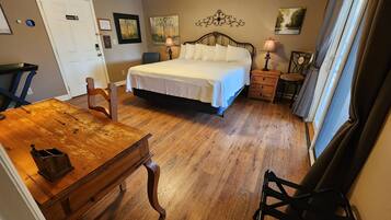 1 bedroom, desk, iron/ironing board, WiFi