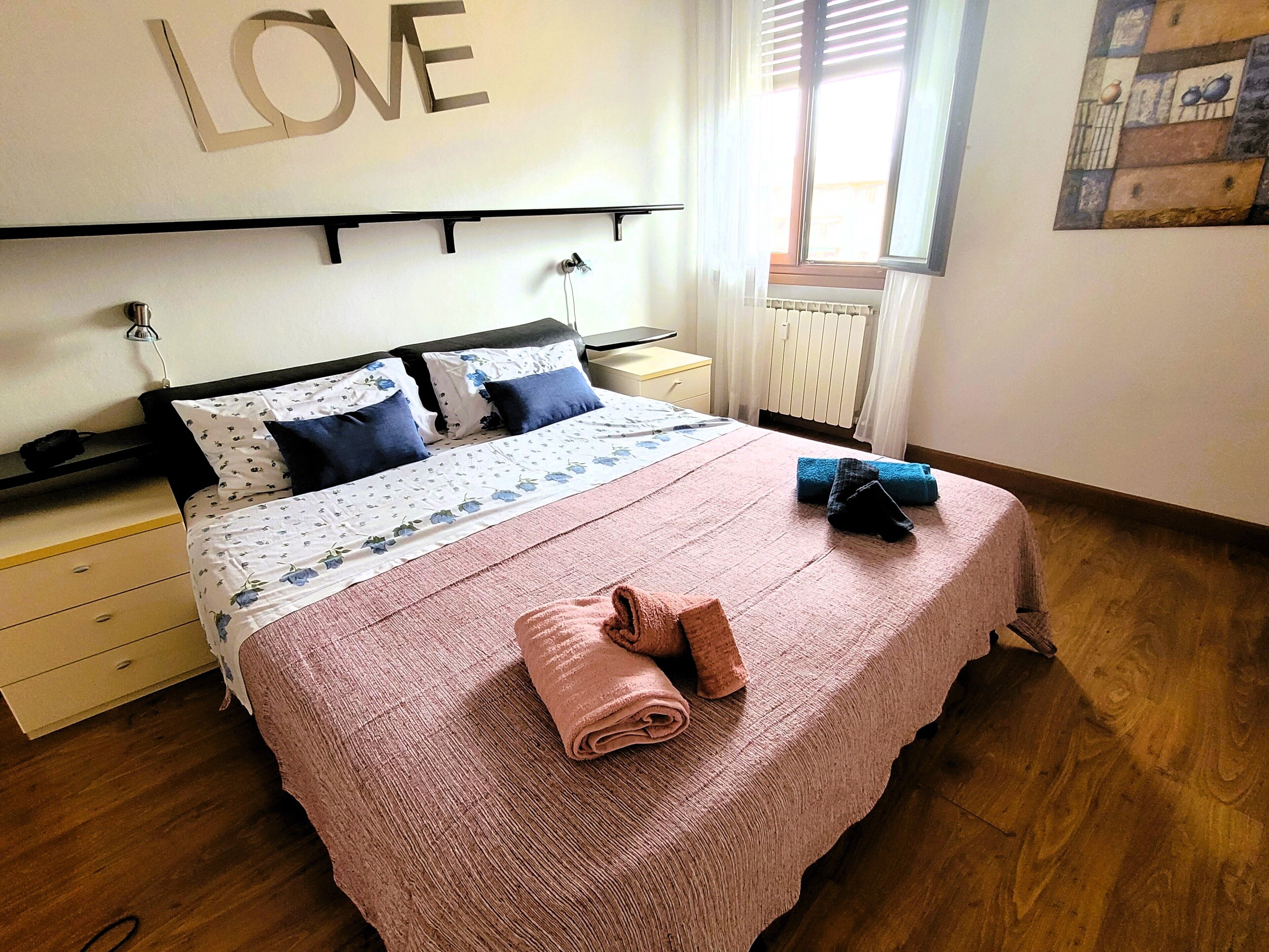 1 quarto, ferros/tábuas de passar roupa, berço de viagem