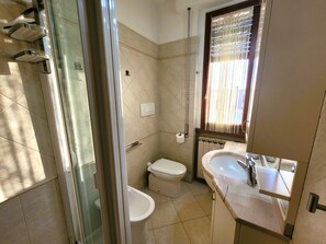 Shower, hair dryer, bidet, towels - FLORENCE HOMEAWAY - COZY APARTMENT NEAR FLORENCE AIRPORT -18 min from City center (Firenze)