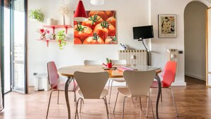 A modern dining area with a round table, four chairs, and pendant lighting. - FLORENCE HOMEAWAY - COZY APARTMENT NEAR FLORENCE AIRPORT -18 min from City center (Firenze)