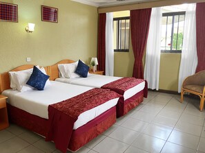 Premium bedding, individually decorated, individually furnished, desk - Rwizi Arch Hotel (Kampala)