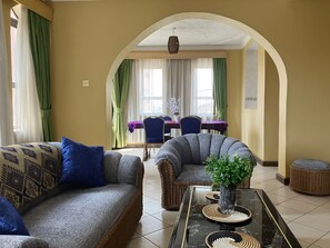 Perhestudiosviitti | Oleskelualue | 30–tuumainen taulutelevisio, jossa kaapelikanavat