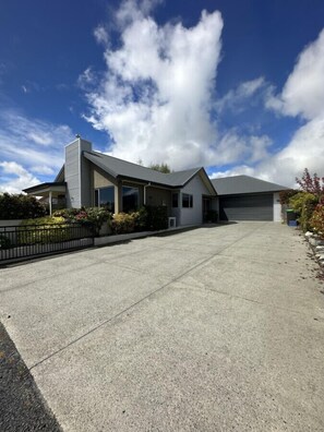 Exterior - Oasis on Irishman, FREE WIFI (Twizel)