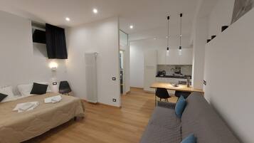1 habitación, tabla de planchar con plancha y cuna de viaje