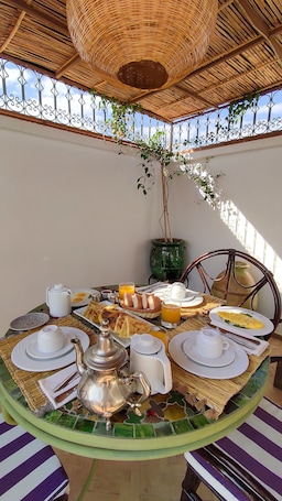 Desayuno con opciones de la cocina local incluido todos los días