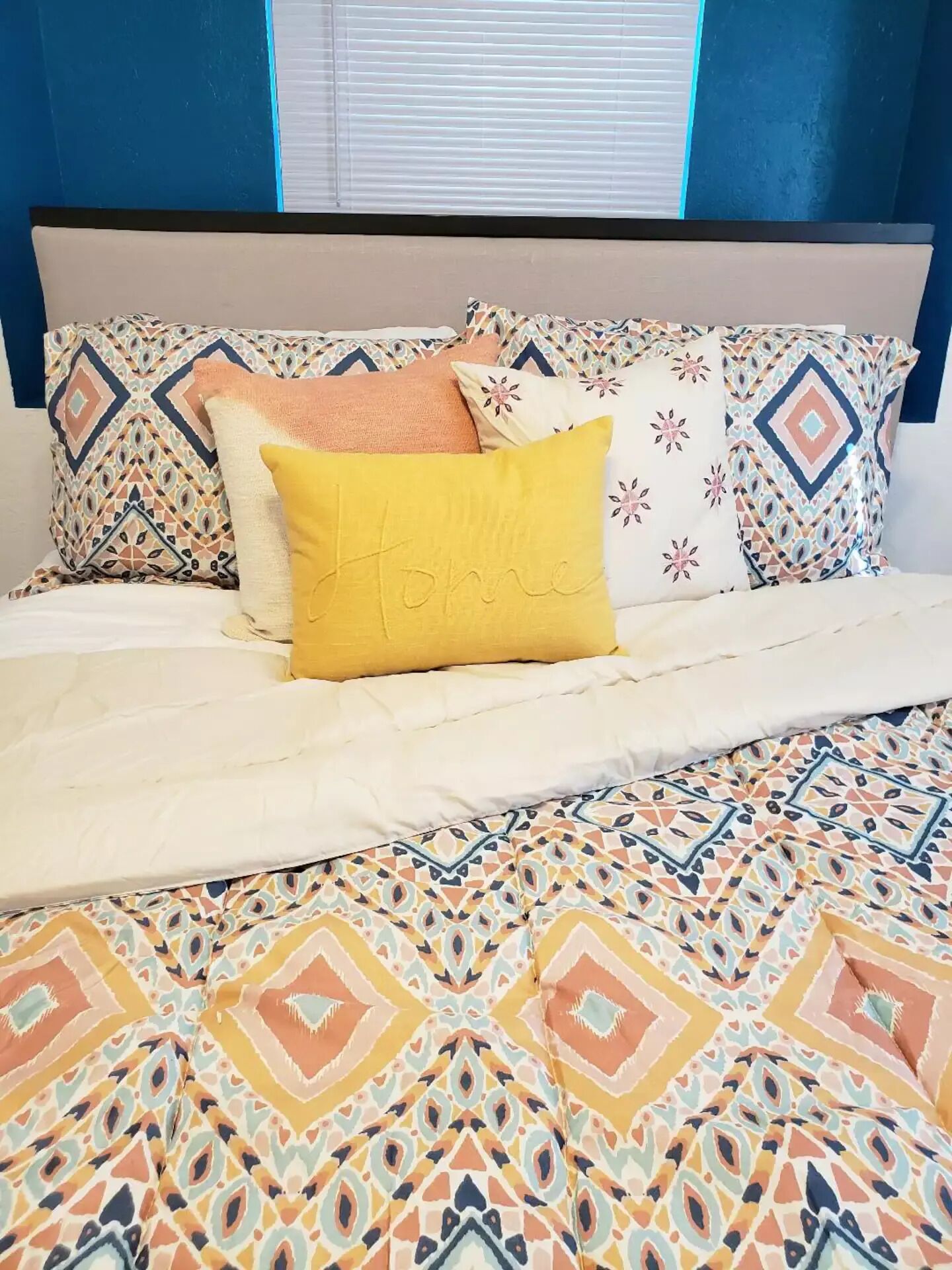 Cozy and Cheerful at Glad's Place