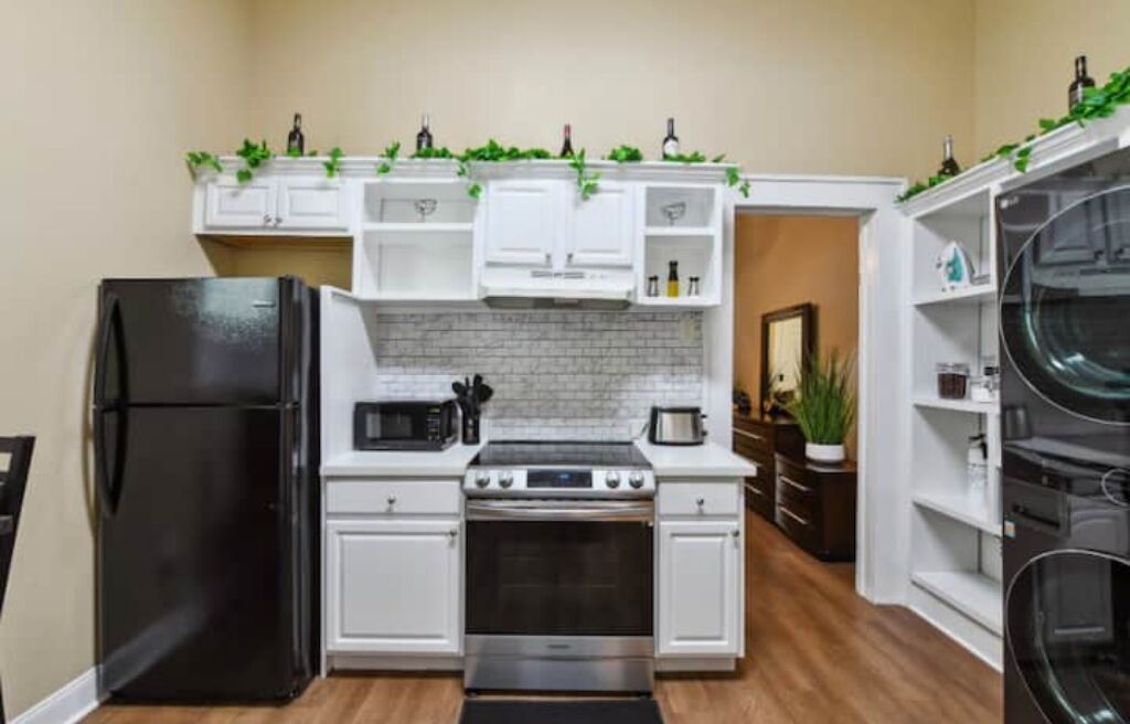 Kylskåp, mikrovågsugn, ugn och spishäll