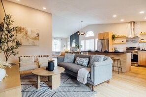 Smart TV, caminetto, libri