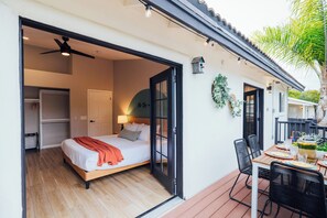 4 camere, una scrivania, ferro/asse da stiro, culla da viaggio