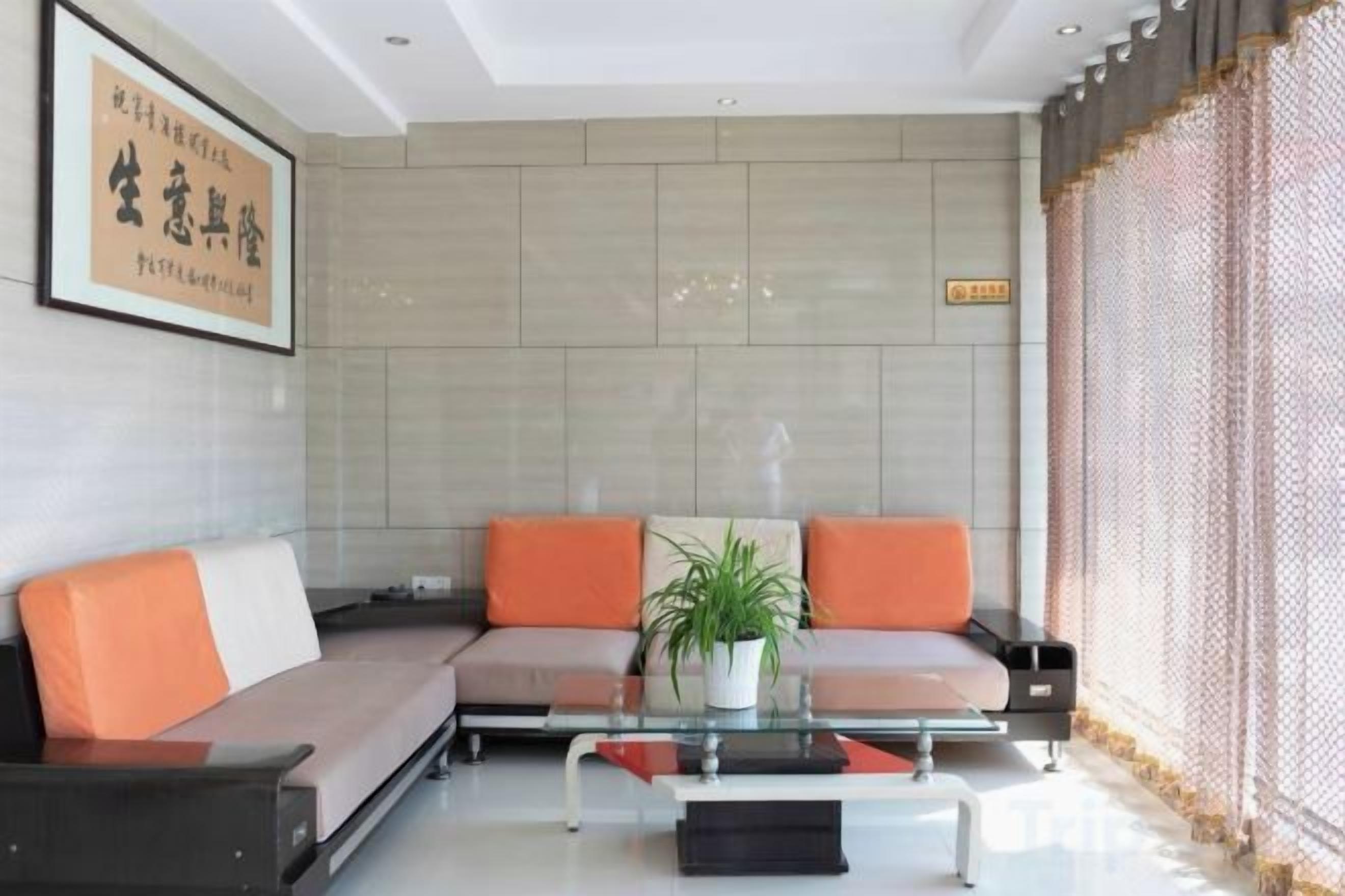 Uma sala de estar moderna com um sofá, uma mesa de centro e um vaso de planta.