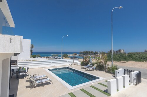 Villa Trinity, Fantastic 3BDR Villa with Pool, a minute walk to the Beach