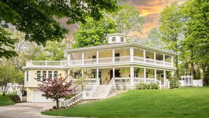 Exterior - Hexagon House Bed and Breakfast - Homestead Room (Pentwater)