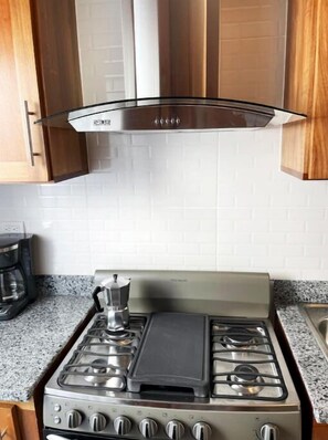 Frigorífico, horno, placa de cocina y cafetera o tetera