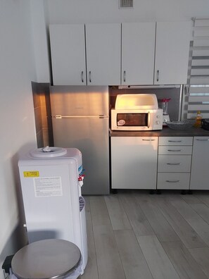 Réfrigérateur, four à micro-ondes, un four, surface de cuisson