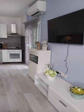 Réfrigérateur, four à micro-ondes, un four, surface de cuisson