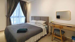A modern hotel room with a bed, a desk, and a chair. - Bali Service Residence•WiFi 500Mbps (Melaka)