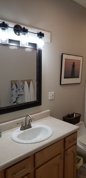 Ducha, bañera de hidromasaje y toallas