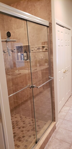 Shower, jetted tub, towels