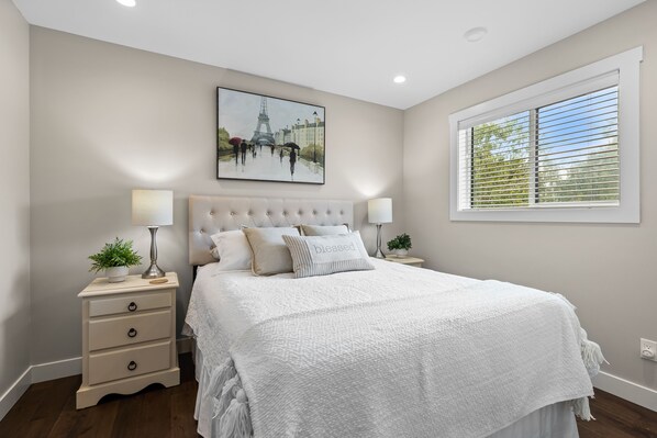 2 bedrooms, desk, WiFi, bed sheets