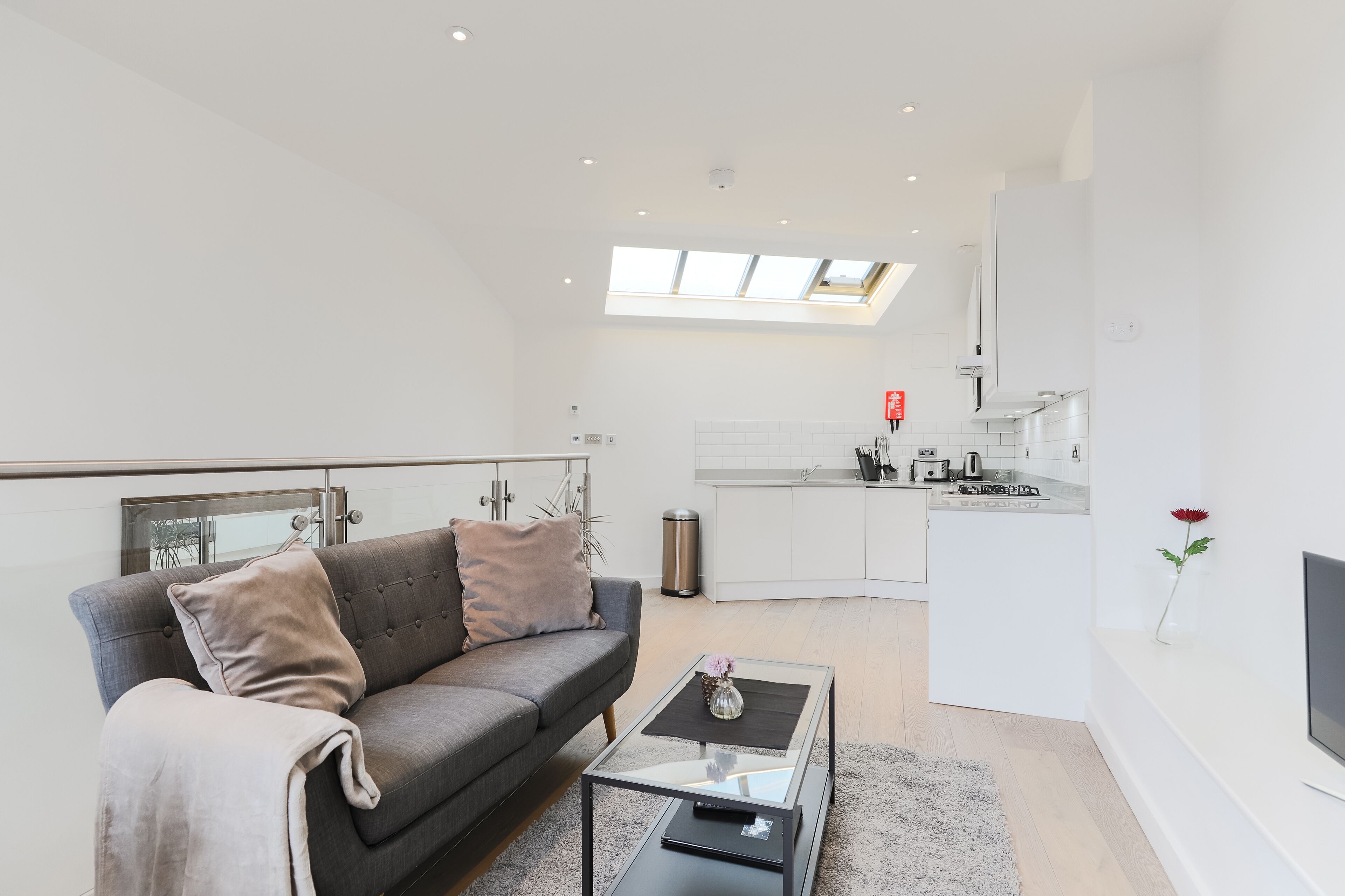 ラグジュアリー アパートメント | リビング エリア | 32 インチの薄型テレビ (デジタル放送視聴可)、テレビ