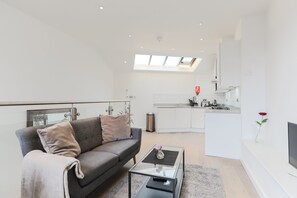 Luxury-Apartment | Wohnbereich | 32-Zoll-Flachbildfernseher mit Digitalempfang, Fernseher