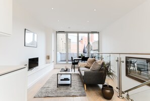 Luxury-Apartment | Wohnbereich | 32-Zoll-Flachbildfernseher mit Digitalempfang, Fernseher