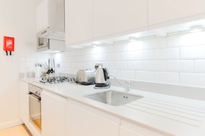 Deluxe-Apartment | Eigene Küche | Großer Kühlschrank, Mikrowelle, Ofen, Herdplatte