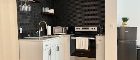 Réfrigérateur, micro-ondes, four, plaque de cuisson