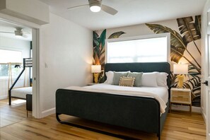 9 habitaciones, escritorio y tabla de planchar con plancha