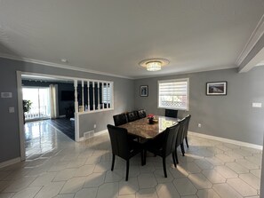 Dining - Great Falls Home -walk to the Falls. Spacious house for family (Niagara Falls)
