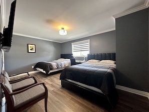 4 habitaciones, escritorio y tabla de planchar con plancha