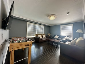 Smart TV, futbolito y tenis de mesa