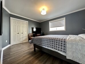 4 habitaciones, escritorio y tabla de planchar con plancha