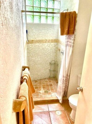 Ducha, toallas, jabón y champú