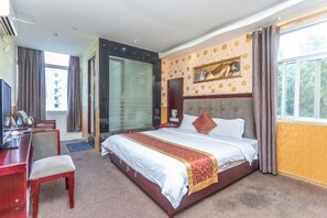 Ein Hotelzimmer mit einem Bett, einem Schreibtisch und einem Stuhl.