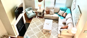 House sleeps 10, steps to pool, indoor/outdoor living, shuttle to Bethany Beach