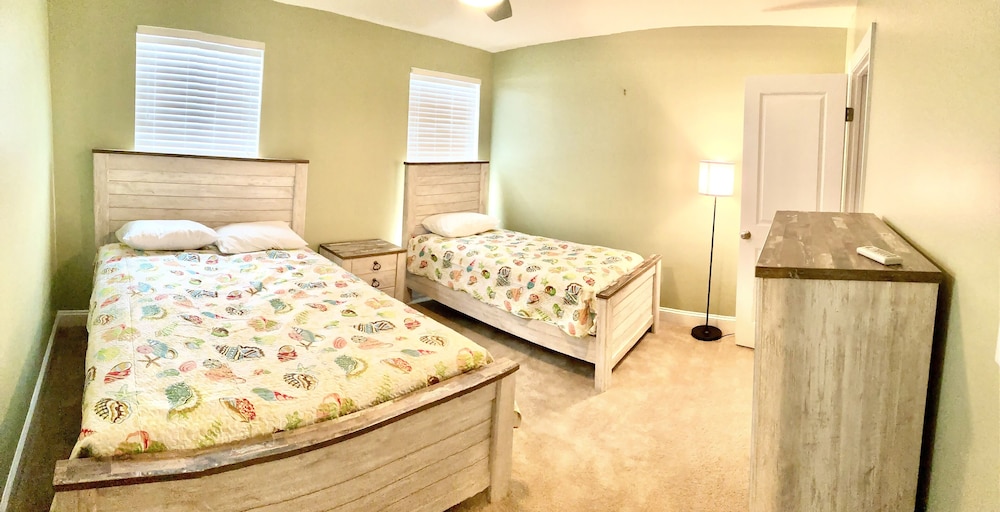 5 bd, steps to pool, indoor/outdoor living, shuttle to Bethany Beach