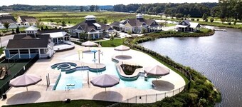 House sleeps 10, steps to pool, indoor/outdoor living, shuttle to Bethany Beach