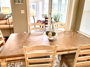 Dining - House sleeps 10, steps to pool, indoor/outdoor living, shuttle to Bethany Beach (Millville)