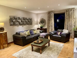 Smart TV, fireplace, video games, DVD player - Luxury cottage, hot tub and wood burner, ideal for families celebrations. (Menstrie)