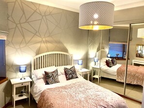 5 bedrooms, iron/ironing board, travel cot, free WiFi - Luxury cottage, hot tub and wood burner, ideal for families celebrations. (Menstrie)